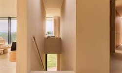 Sart, villa contemporaine sur terrain pentu à Court-St-Etienne