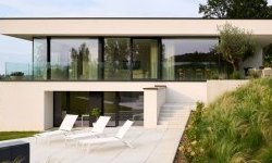 Sart, villa contemporaine sur terrain pentu à Court-St-Etienne