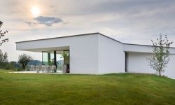 Sart, villa contemporaine sur terrain pentu à Court-St-Etienne